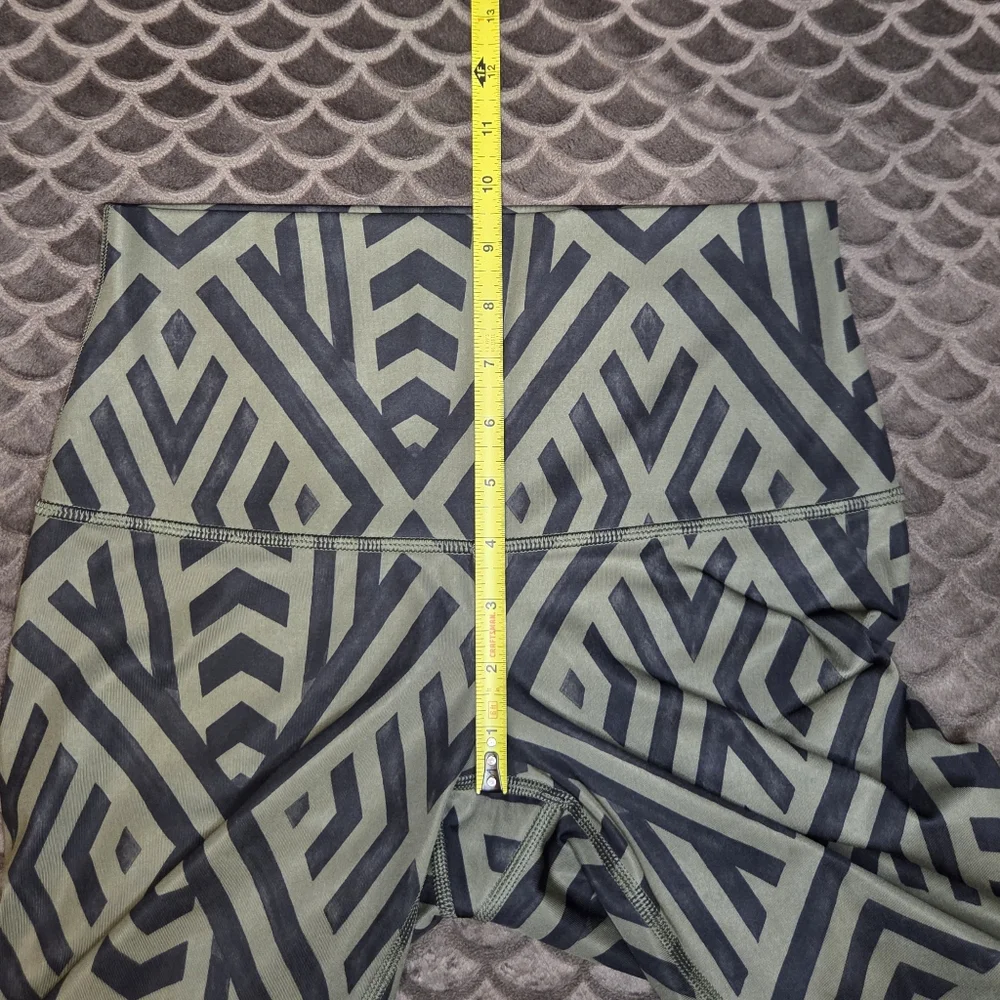 Lululemon Wunder Under Pant Luxtreme (Roll Down) in Chevron Green/Black